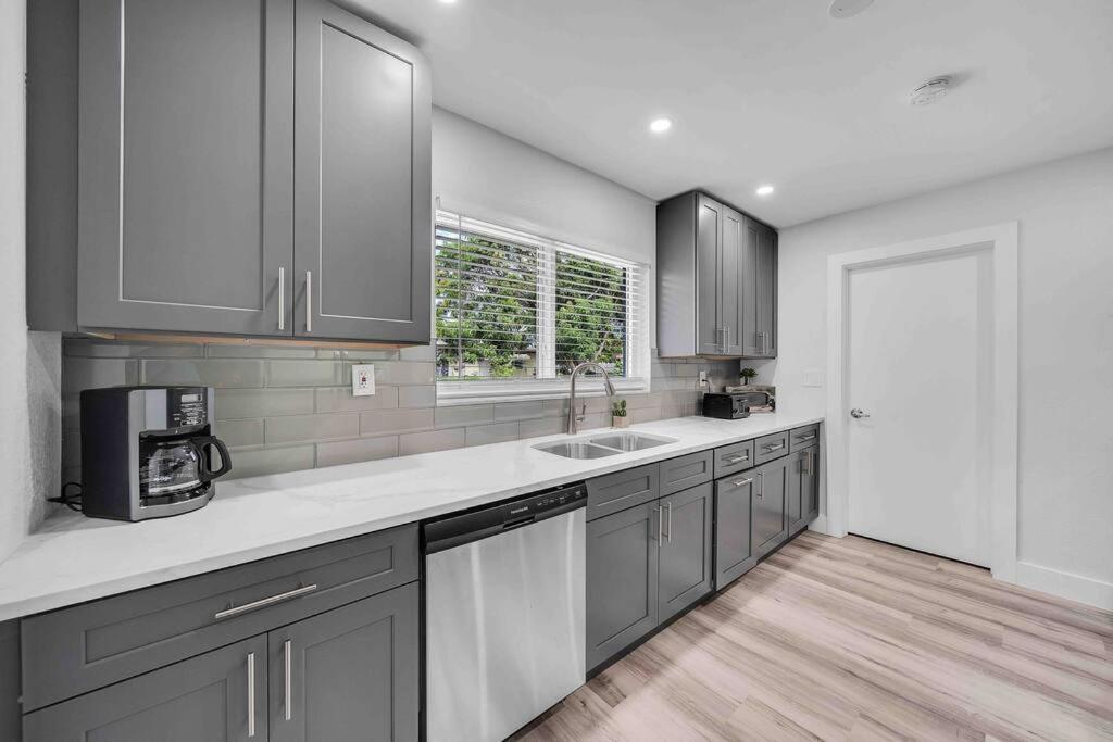 Sweet Escape 5 Br/2ba Min From Airport And Hébergement de vacances